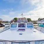 Bateau Gre - Sur Le Quai * Saint-Gilles (Gard)