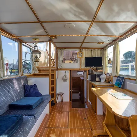 Bateau Gre - Sur Le Quai Saint-Gilles (Gard)