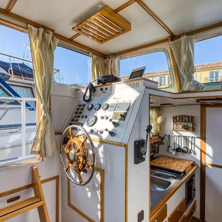 Bateau Gre - Sur Le Quai
