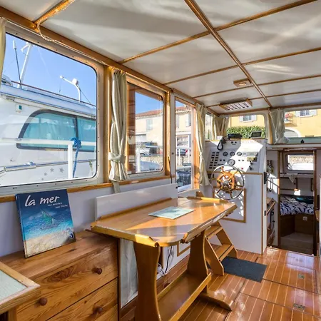 Bateau Gre - Sur Le Quai *
