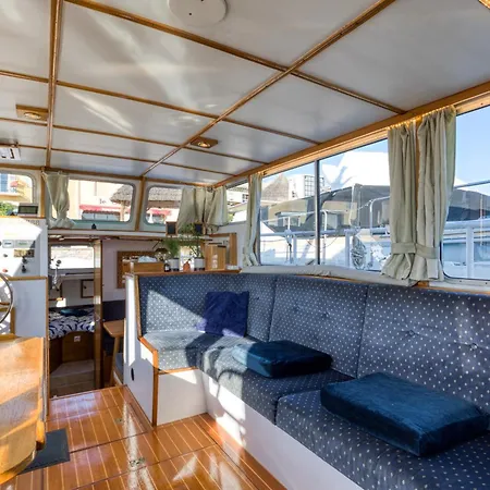 Bateau Gre - Sur Le Quai *