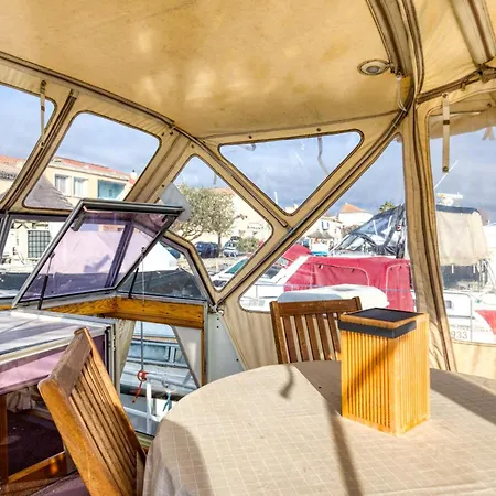 Bateau Gre - Sur Le Quai *