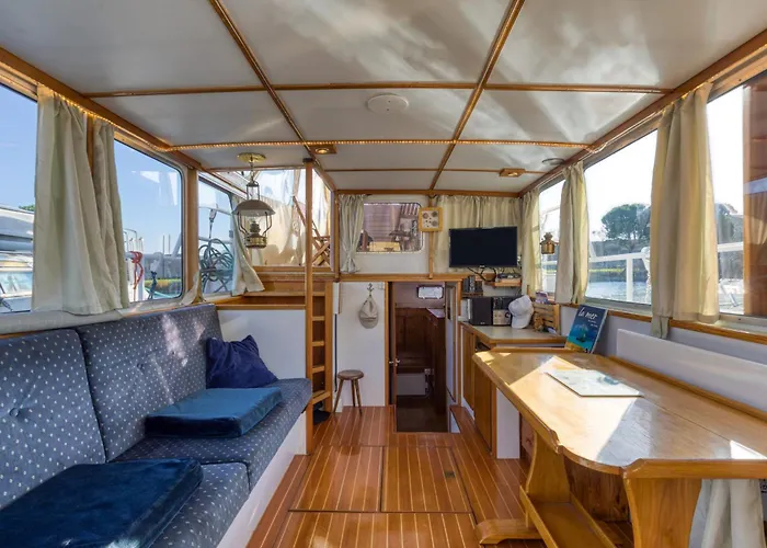 Bateau Gre - Sur Le Quai Saint-Gilles (Gard)